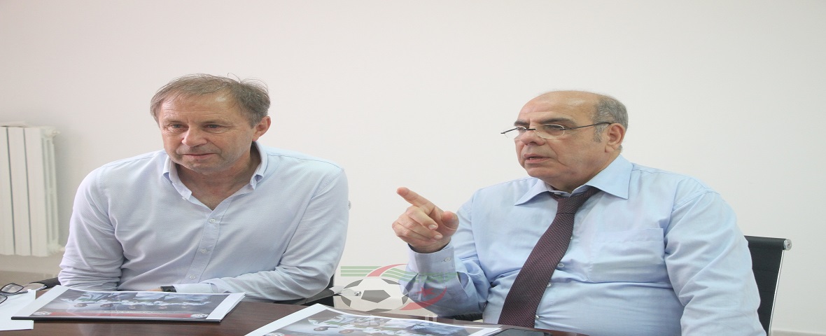 Mercredi 13.7.2016 le Coach de l'EN  Milovan Rajevac visite le centre Technique National de sidi mou