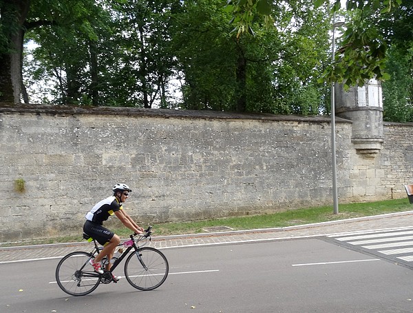 Des cyclotouristes de la semaine cyclotouriste,se sont arrêtés à Châtillon sur Seine
