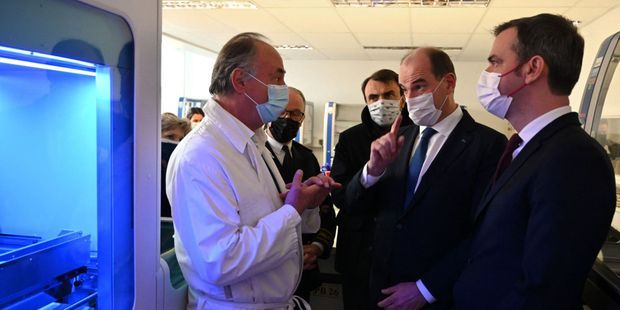 Bruno Lina avec le Premier ministre, Jean Castex, et le ministre de la Santé, Olivier Véran, vendredi dans son laboratoire des Hospices civils. 