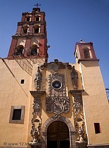 3213355-eglise-saint-domingue-steeple-bells-fa-ade-avant-en