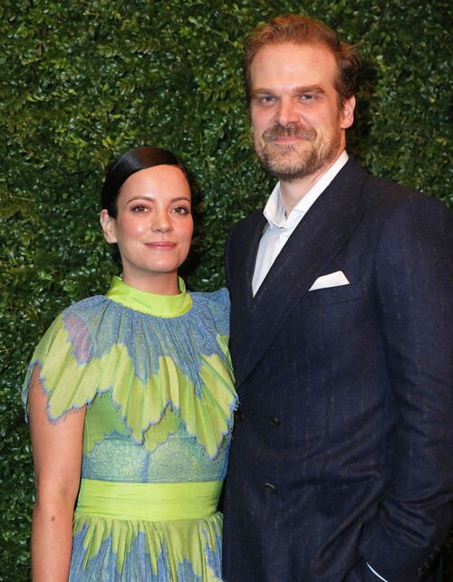 Lily Allen est tombée amoureuse de David Harbour lorsqu’il n’était vraiment pas au top