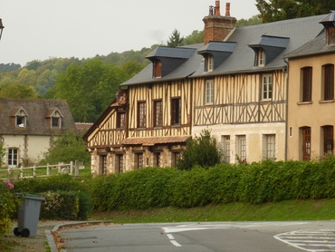 Le Bec-Helloin, labellisé "plus beau village de France".