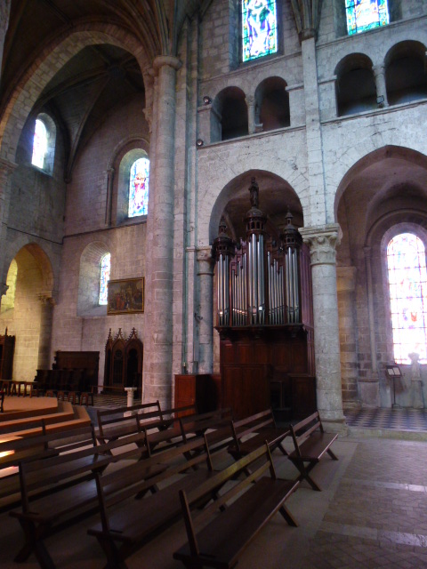 INTERIEUR DE NOTRE-DAME de BEAUGENCY, Vitraux, Chapiteaux, Statuaire ....