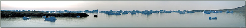 Vers où nous allons partir en Zodiac : le champ d'icebergs situé entre l'île Météorite à gauche et Bushnan Island à droite - Savissivik - Groenland