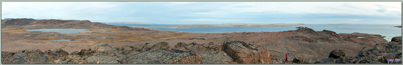Panorama sur l'univers minéral de Depot Bay avec Long Island au centre et tout en bas les deux bâtiments de Fort Ross - Somerset Island - Nunavut - Canada