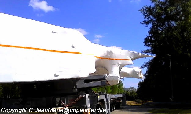 Airbus 380 a Langon,chargement d'une aile de l'avion sur une plate forme afin de l'accrocher au camion prêt a partir pour Toulouse