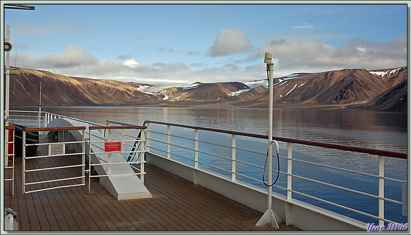Après 3 heures de navigation, nous arrivons en vue de Craig Harbour (où nous allons débarquer) et de Smith Island - Terre d'Ellesmere - Nunavut - Canada