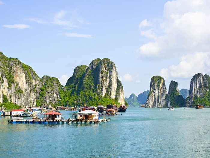 La baie de Ha Long au Vietnam en Asie du Sud Est.