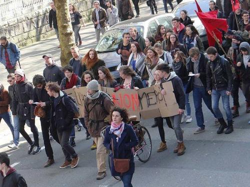 Etudiants, lycéens dans les rues des villes du finistère pour exiger le retrait total de la loi 'Khomri"