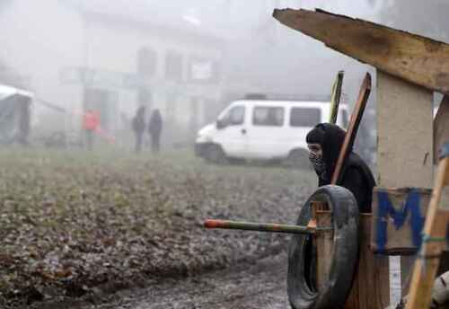 Source : 20minutes.fr - La Croix.fr - entrée de la ZAD de Roybon - contre l'implantation d'un Center Parcs le 4 décembre 2014 - image/photo pouvant être protégée par Copyright ou autre ;