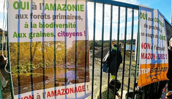 Des membres du collectif Stop Amazon condamnent l’entrée du chantier à l’aide d’un bloqueur de bras ou « arm-lock »