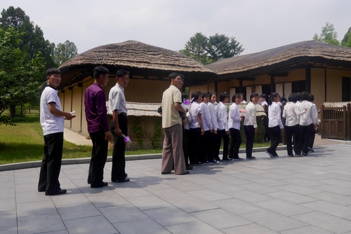 Étudiants en visite de la maison de naissance de Kim II- Sung