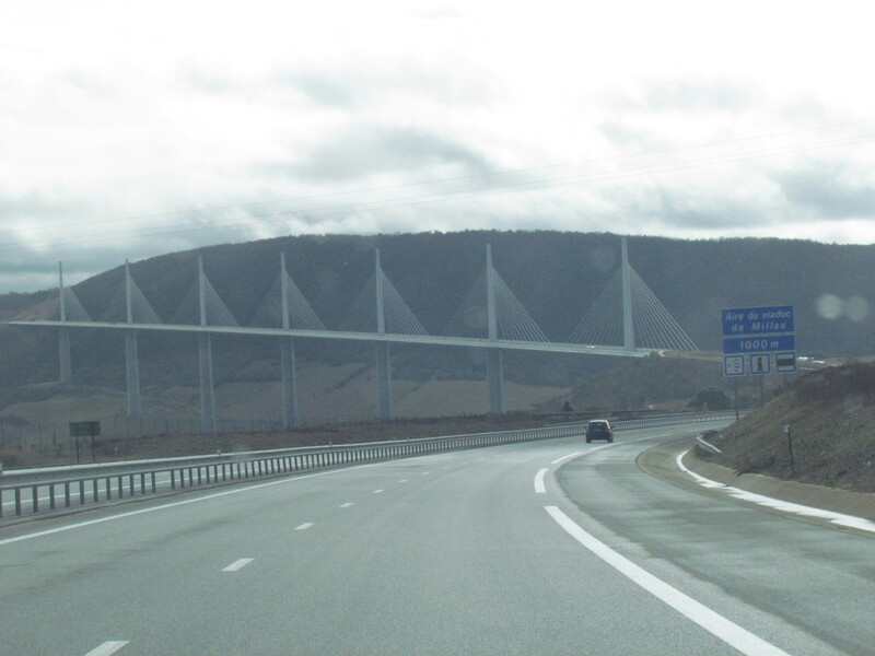 LE JARDIN DES EXPLORATEURS ET LE VIADUC DE MILLAU .