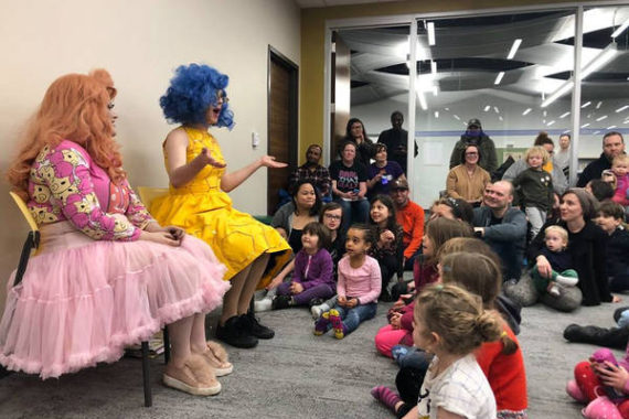 Les drag-queens envahissent les bibliothèques et visent les enfants