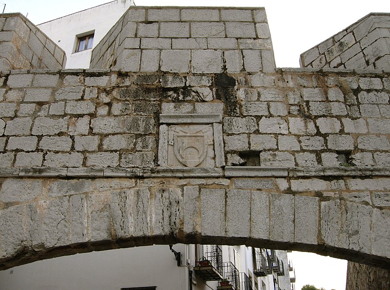 Peníscola, armes de Benoît XIII sur une porte de la ville.