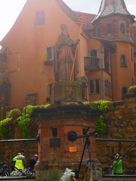 Alsace : Eguisheim : Le pape Leon IX natif du village.