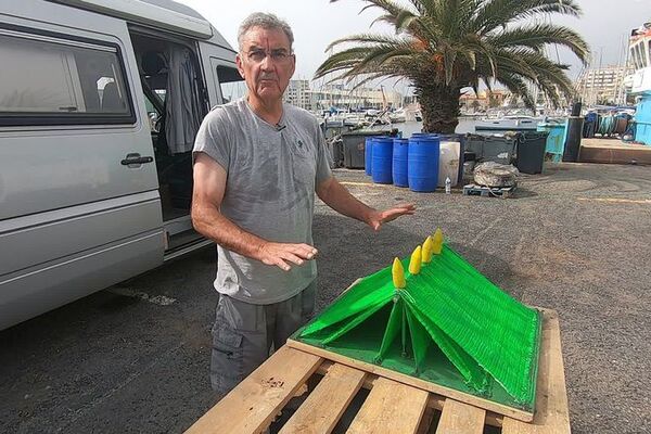 Dominique Michon, inventeur du filet S.Able, présente son système anti-érosion sous-marine pour casser la houle - mai 2022.