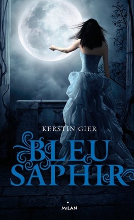 « Elle est le rubis, la douzième, l'ultime voyageuse. Avec elle, le Cercle est refermé, le secret révélé. Un secret qui remonte à la nuit des temps. »  Longtemps, Gwendolyn pensa être une lycéenne comme les autres. Bon, d'accord, elle voyait des fantômes dans les couloirs de son lycée ; mais d'abord elle n'en voyait qu'un, et puis personne n'est parfait. Pour le reste, rien à dire. Jusqu'au jour où Gwendolyn comprit : elle n'était pas une lycéenne comme les autres. Marquée du sceau des Veilleurs du temps, elle doit désormais voyager à travers les âges, fermer un Cercle auquel elle ne comprend rien, partir à la recherche d'autres Veilleurs dans le passé, et affronter un comte du XVIIIe siècle, soi-disant immortel. Et puis quoi encore ? Tout ce qu'elle voudrait, elle, c'est que son (beau) Gideon l'embrasse pour de bon.  Est-ce vraiment trop demander ?