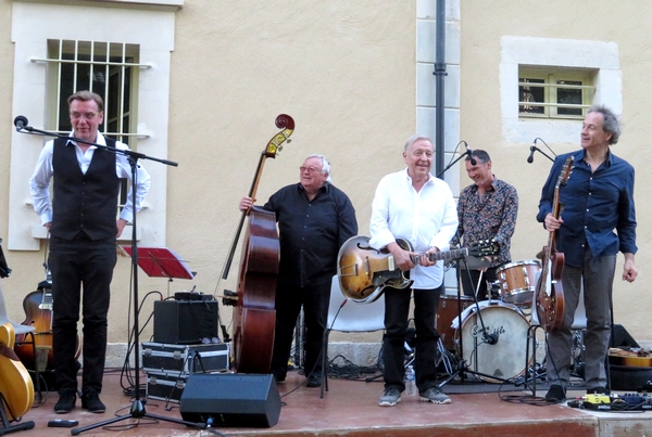 Le boogie-woogie des "Blues Guitars Brothers" a enthousiasmé les auditeurs au jardin de la Mairie de Châtillon sur Seine !