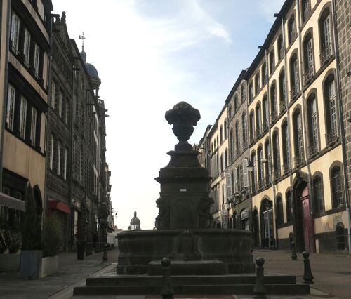 La Fontaine des Lions et les façades de la rue de l'Horloge à RIOM