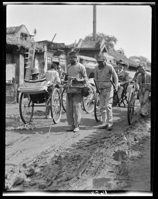 American Board District, Blind Beggar. China, Beijing, 1917-1919. (Photo by Sidney David Gamble)