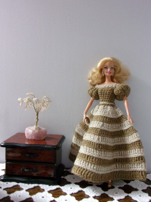 Barbie : Helena dans sa robe longue marron et beige.