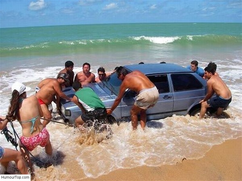 Voiture qui est ensevelie par l'eau salée de la mer