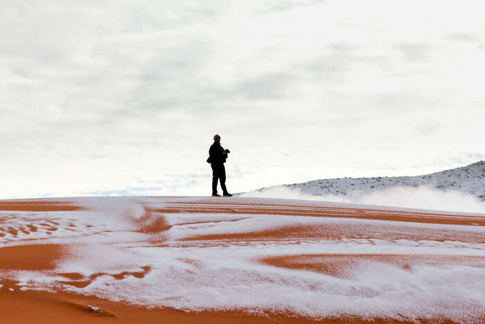 Les impressionnantes images de la neige au Sahara
