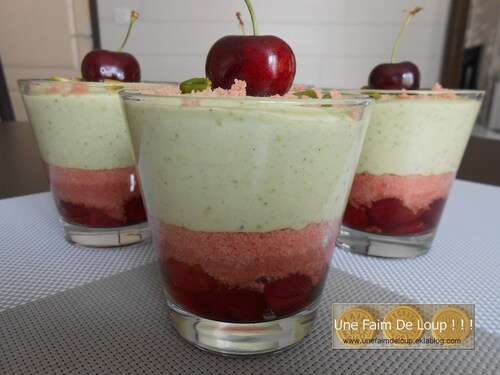 Verrine de cerises aux biscuits roses de Reims et mousse à la pistache