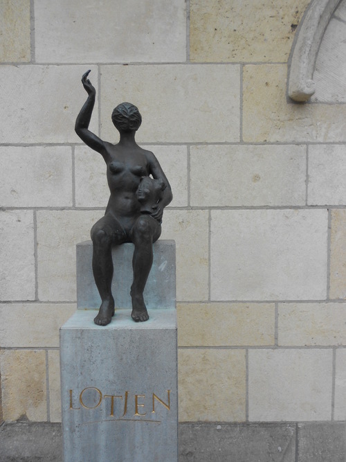 Statue Lotjen (Jeannine Van Landschoot) sur la légende des herbakkers