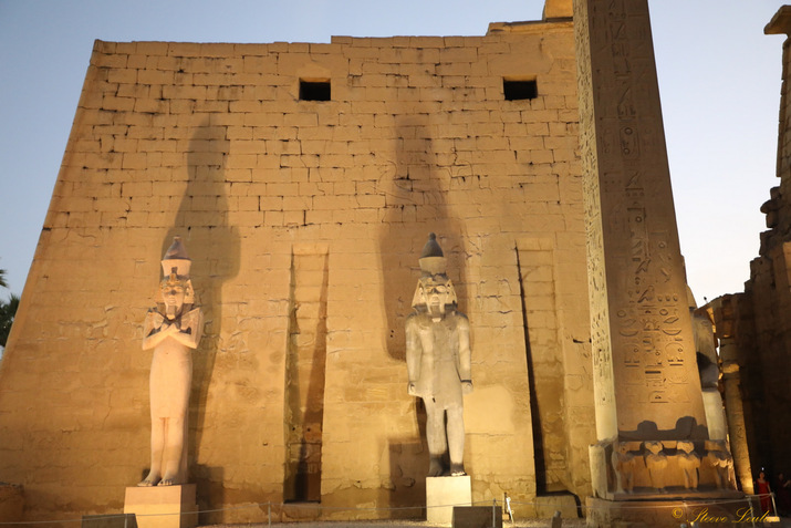 Une partie du pylone du temple d'Amon avec l'obélisque à Louxor, érigé sous Ramsès II