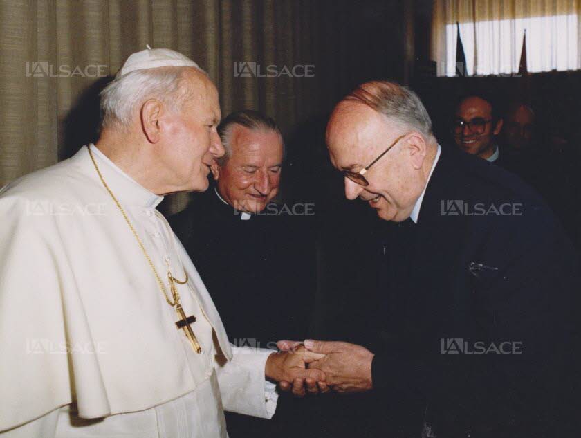 Edmond Klenck rencontrant le pape Jean-Paul II en 1984.  DR