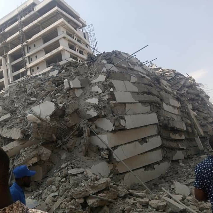 Un bâtiment en construction s'effondre le long de Mosley Road à Ikoyi (photos/vidéo)