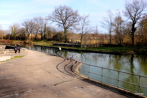 Canal du Midi : un pont canal ancien ....