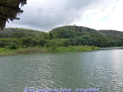 ANTILLES - La Romana (République dominicaine) bateau sur le fleuve chavon