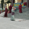 25nov 088 vieille dame qui fait sa prière devant le temple... elle se prosterne 108 fois!