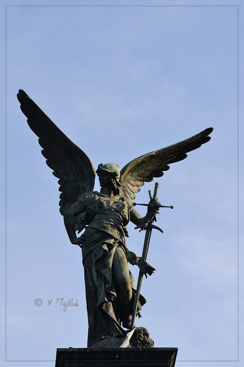 Les statues du parc Montsouris : Colonne de la Paix Armée de Jules Coutant