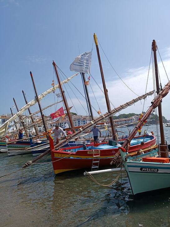 Peut être une image de 2 personnes, bateau et voile