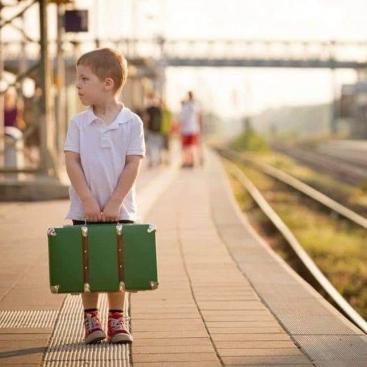 Peut être une image de 2 personnes, enfant, train, valise et chemin de fer