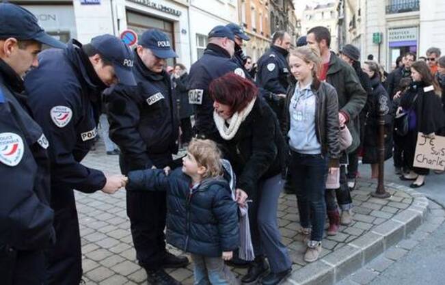 EXCLUSIF: Après les attentats, les Français très confiants envers police et  gendarmerie