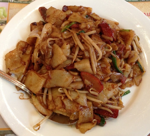 CHAR KWAY TEOW - Nouilles de riz & tapioca épaisses et gluantes, sautées avec viande ou poisson et légumes en sauce douce