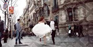 mode fashion wedding couple running fashion 