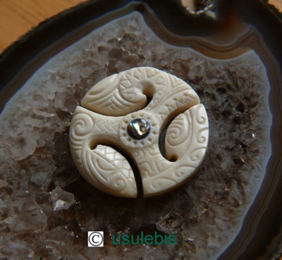 Blog de usulebis :Usulebis ,Artisan créateur de bijoux polynésiens , contact : usulebis@hotmail.fr, Pendentif Triskel en os N°4