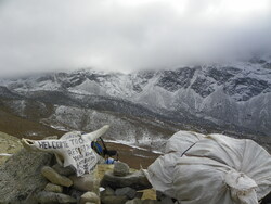 Le 1er col de la montée du Cho La Pass et vue sur la deuxième partie de l'ascension