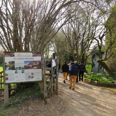 Pour vivre heureux, vivons Perchés : au jardin François...