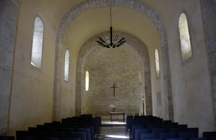 Moussac - L'austère intérieur du temple protestant