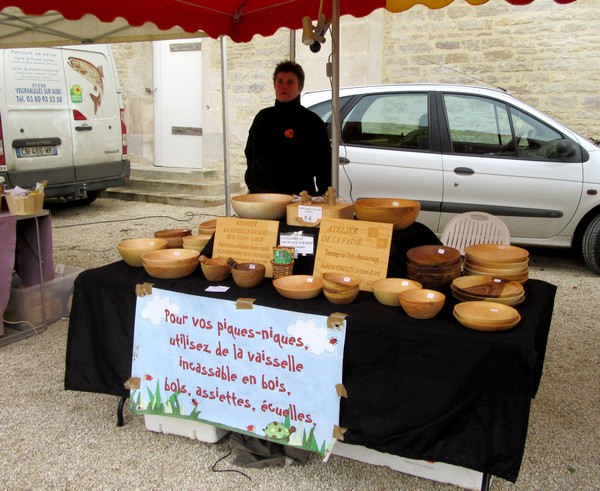 Un marché gourmand et des jeux dans la cour d'honneur du Musée du Pays Châtillonnais-Trésor de Vix
