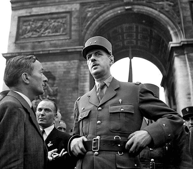 Le Général de Gaulle, défilé des Champs Elysées, le 26 août 1944. Photo Serge de Sazo.