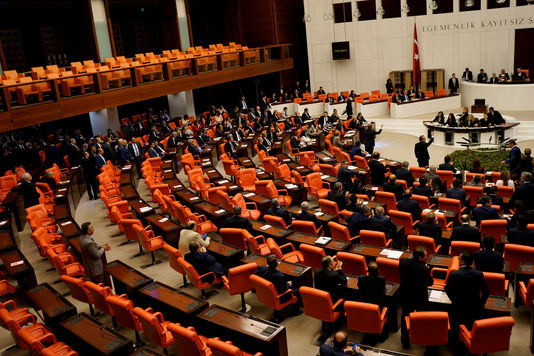 UMIT BEKTAS / REUTERS Le Parlement turc a engagé, vendredi, l’examen d’un projet de révision constitutionnelle dont le but est de permettre la levée de l’immunité des députés visés par des procédures judiciaires.