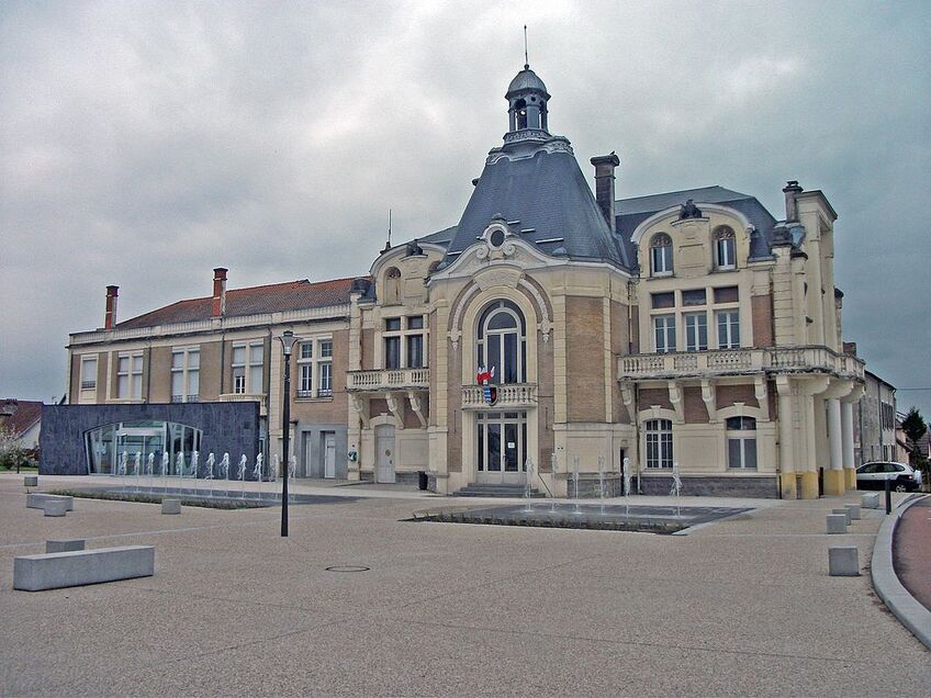 Mairie de Saint-Yorre devant le parvis rénové en 2013.